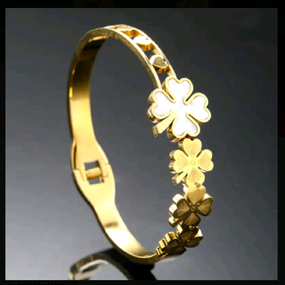 Clover Bangle / Waterproof - Women's Fashion Bracelet