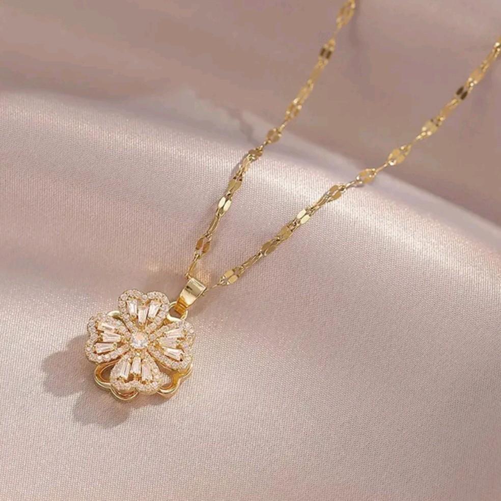 Clover Design Spinning Necklace- Stainless Steel.