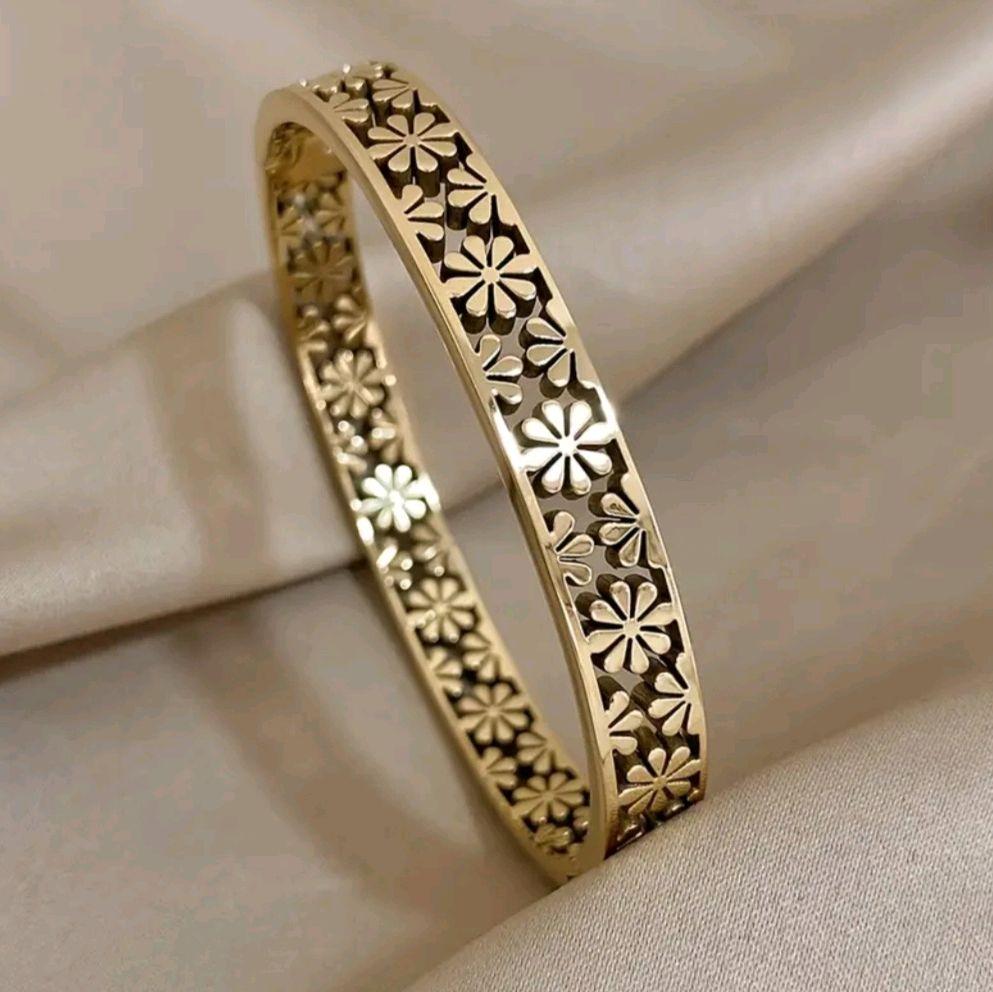 Flowers Shape Stainless Steel Bracelet - Gold Design Jewelry Accessory