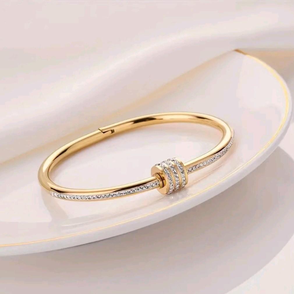 Rhinestone Spiral Twisted Buckle Bangle