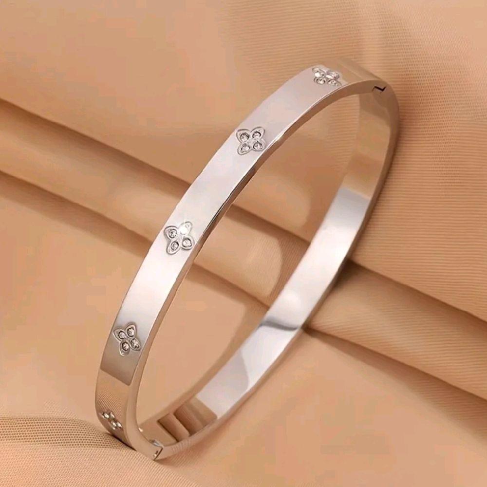 Unique Clover Design Bangle - Golden and Silvery Colour Fashionable Accessory with Elegant Clover Motif