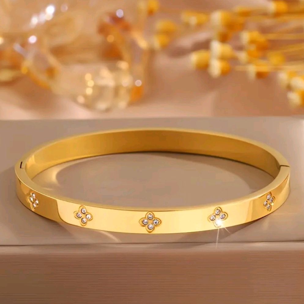 Unique Clover Design Bangle - Golden and Silvery Colour Fashionable Accessory with Elegant Clover Motif