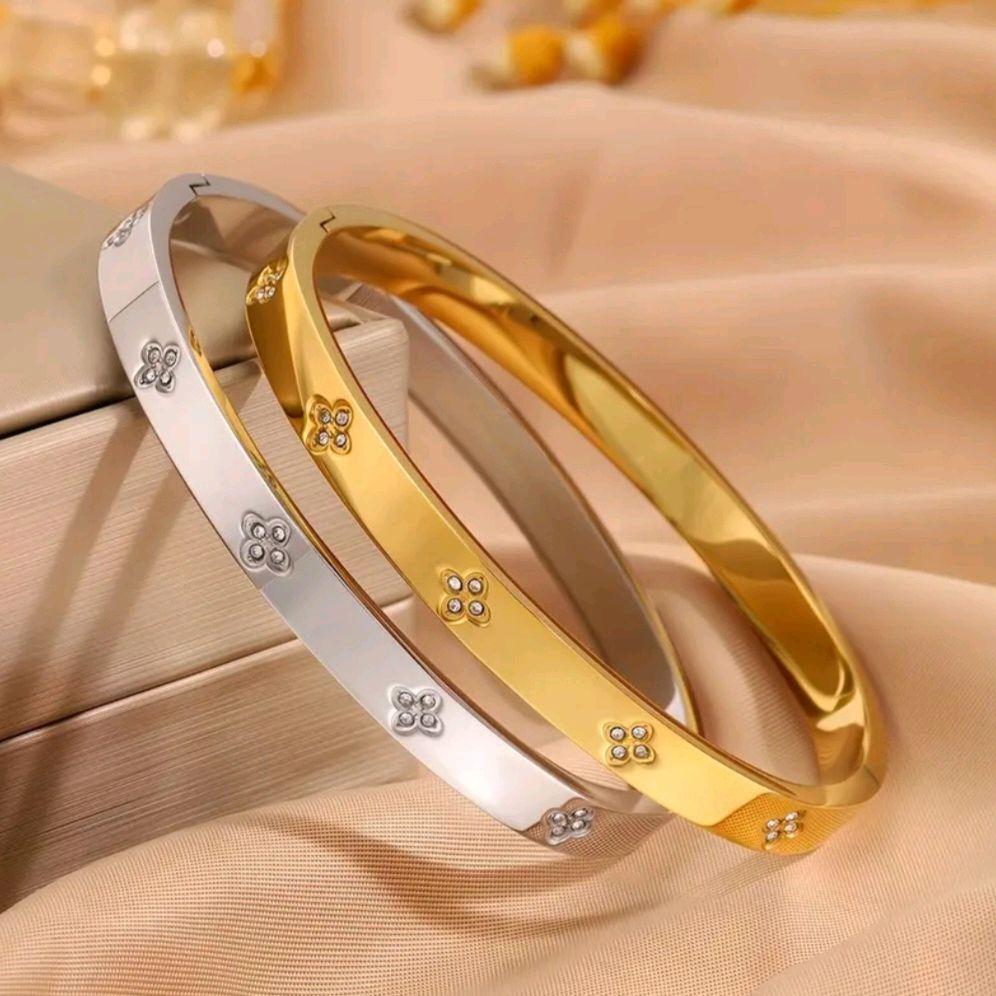 Unique Clover Design Bangle - Golden and Silvery Colour Fashionable Accessory with Elegant Clover Motif