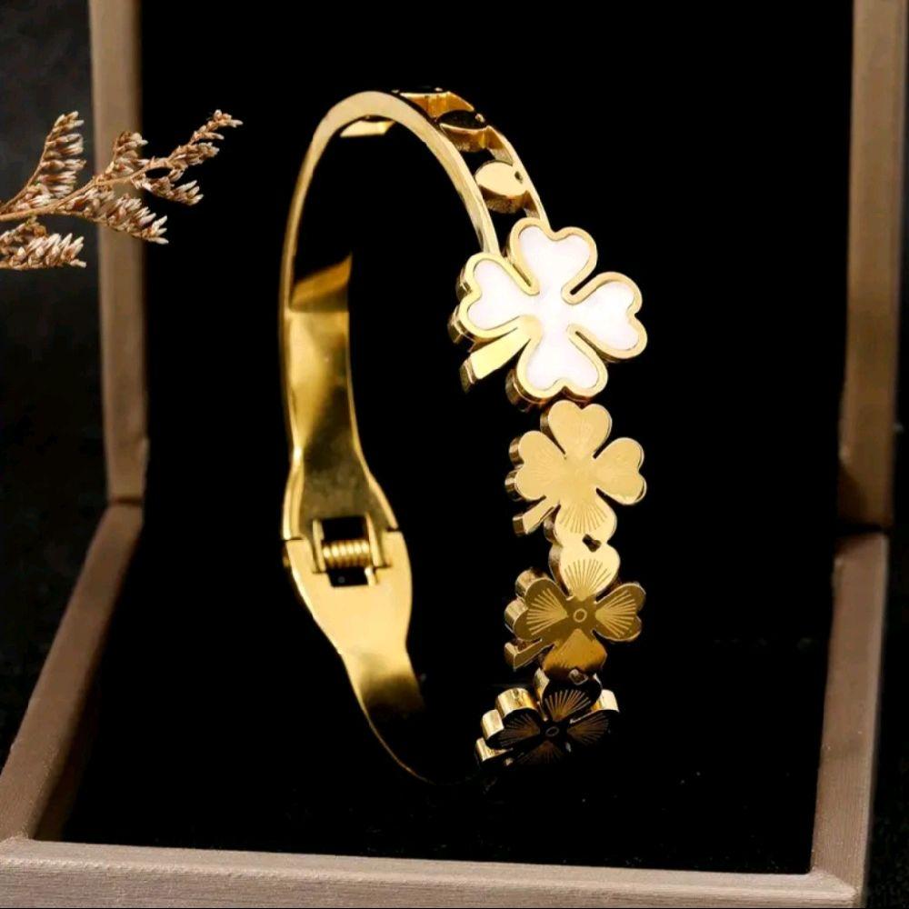 Clover Bangle / Waterproof - Women's Fashion Bracelet