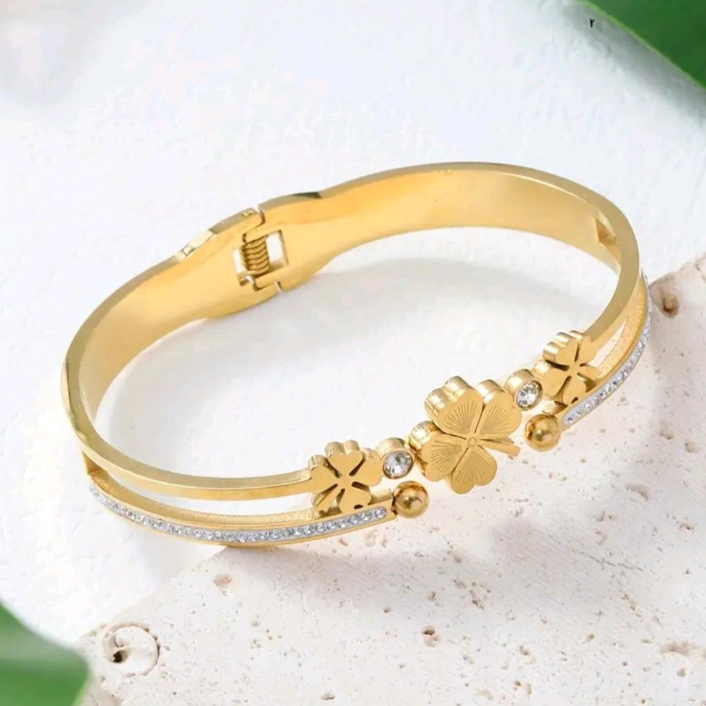 Clover Bangle / 18k plated / Tarnish Free.