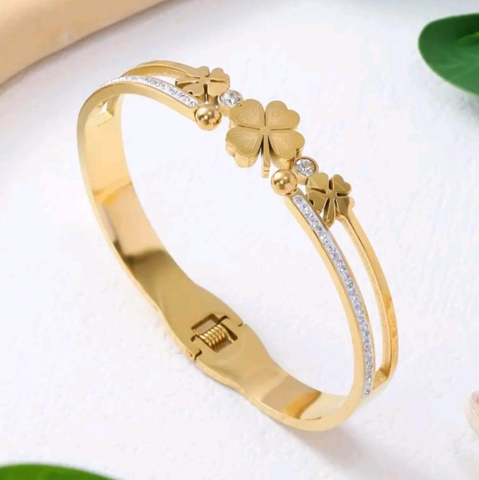 Clover Bangle / 18k plated / Tarnish Free.