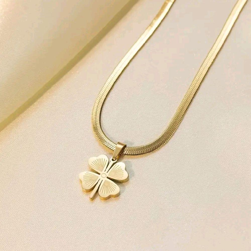 Clover Necklace for Women - Elegant and Stylish