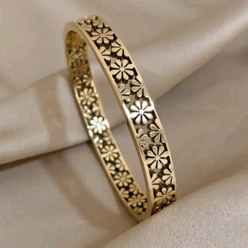 Flowers Shape Stainless Steel Bracelet - Gold Design Jewelry Accessory