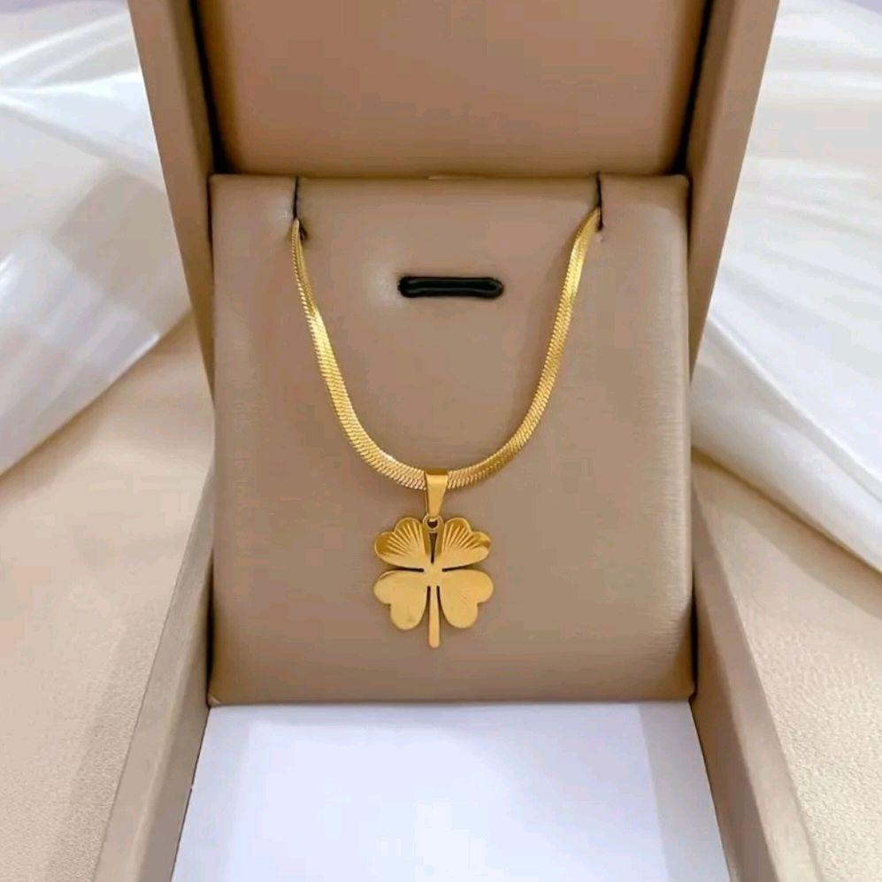 Clover Necklace for Women - Elegant and Stylish