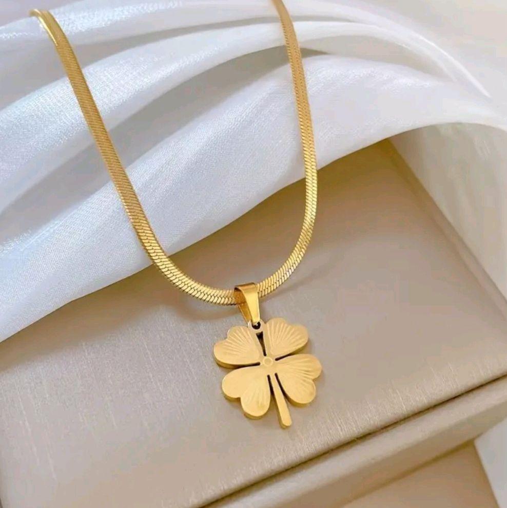 Clover Necklace for Women - Elegant and Stylish