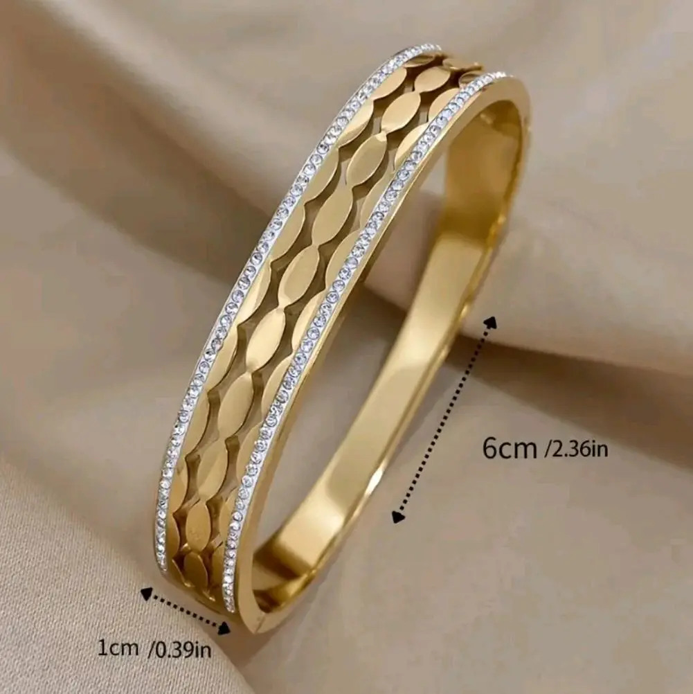 Chic Crystal-Line Gold Bangle