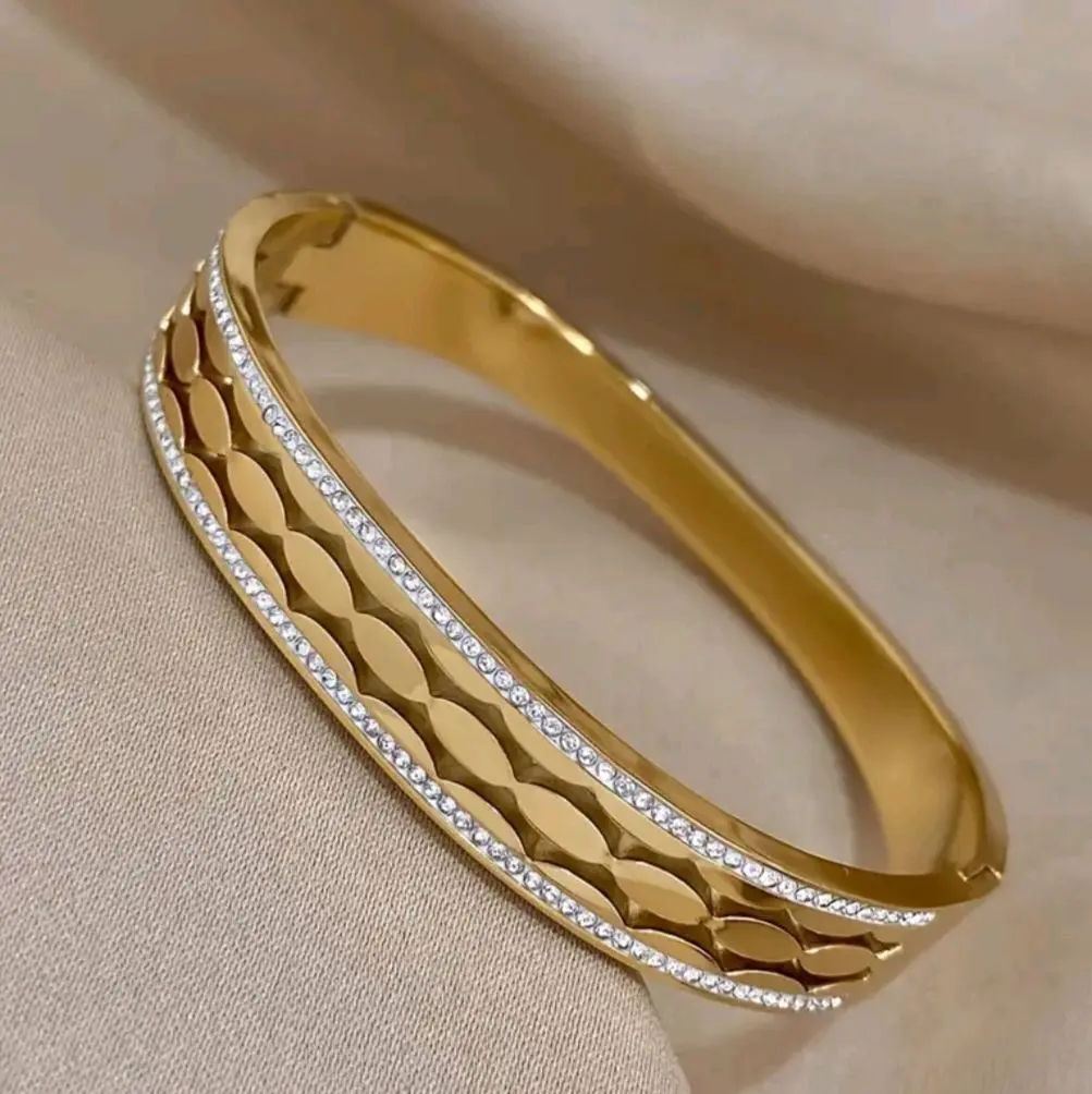 Chic Crystal-Line Gold Bangle