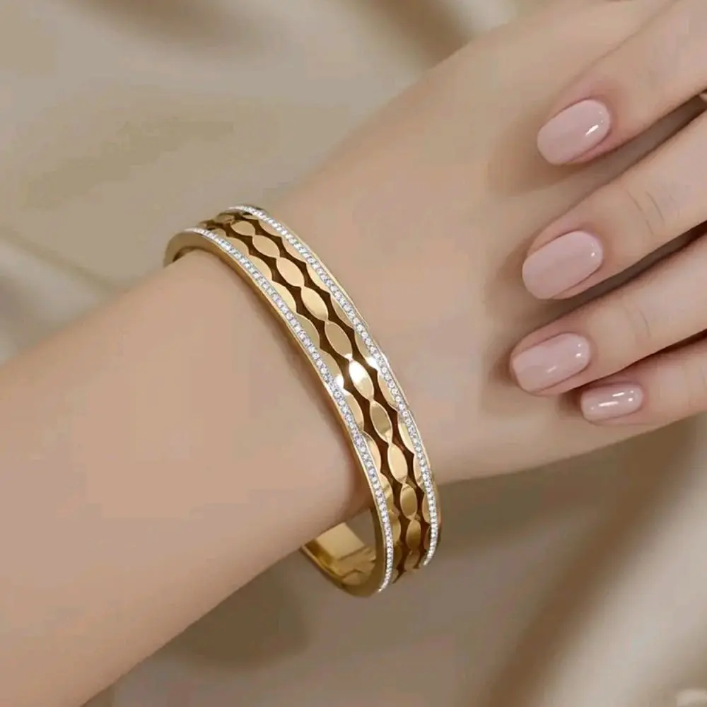 Chic Crystal-Line Gold Bangle