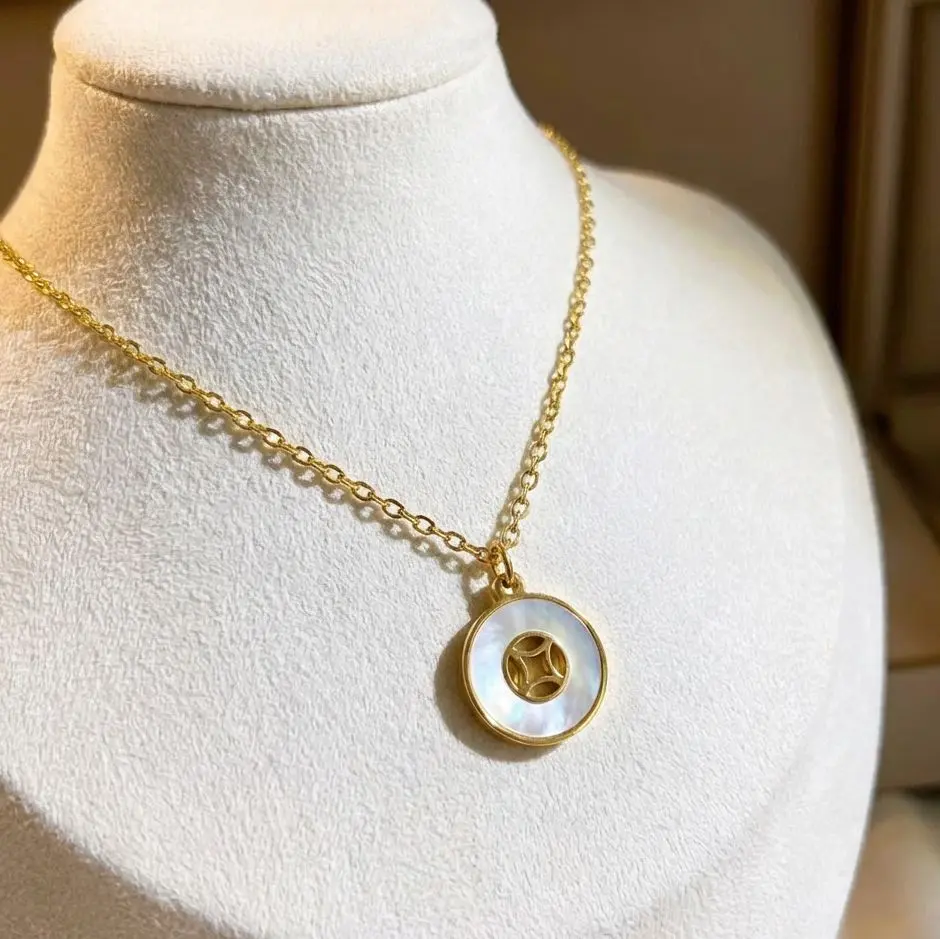 Elegant Gold Pendant Necklace