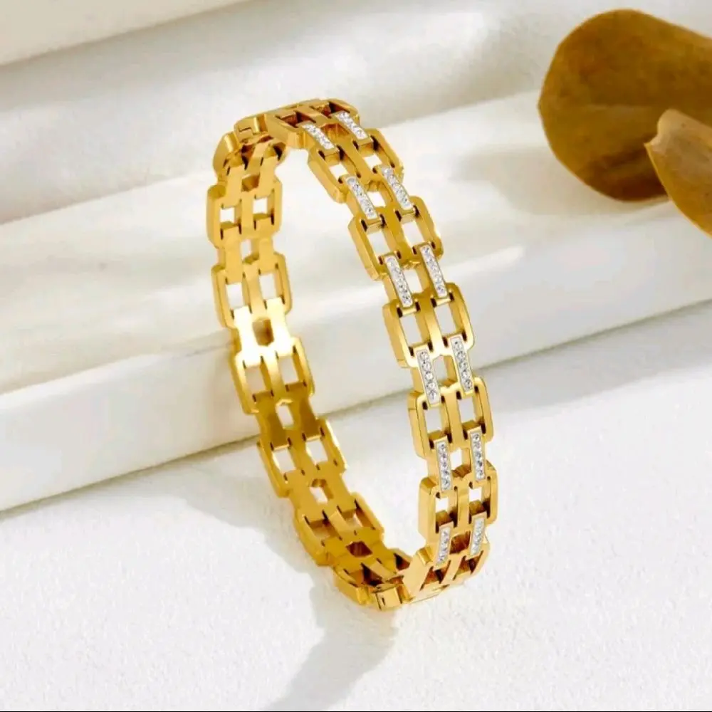 Delicate Gold Shine Bangle