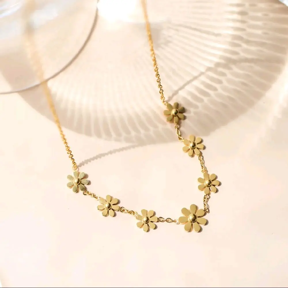 Elegant Gold Flower Necklace