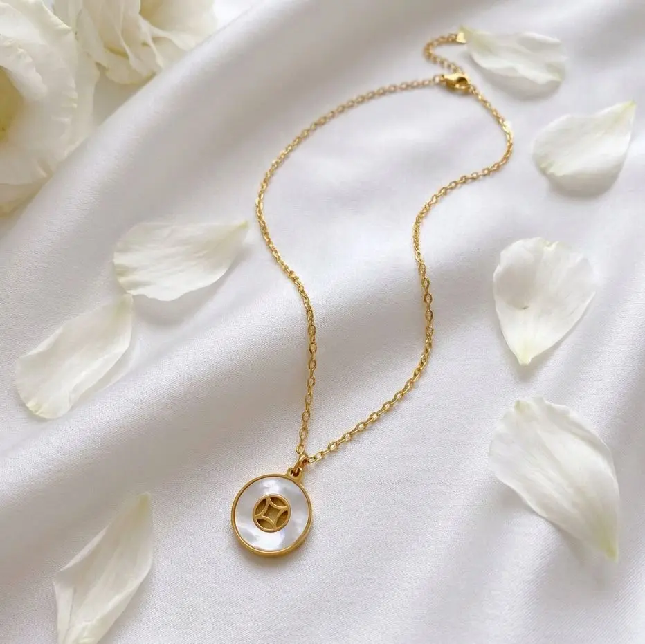 Elegant Gold Pendant Necklace