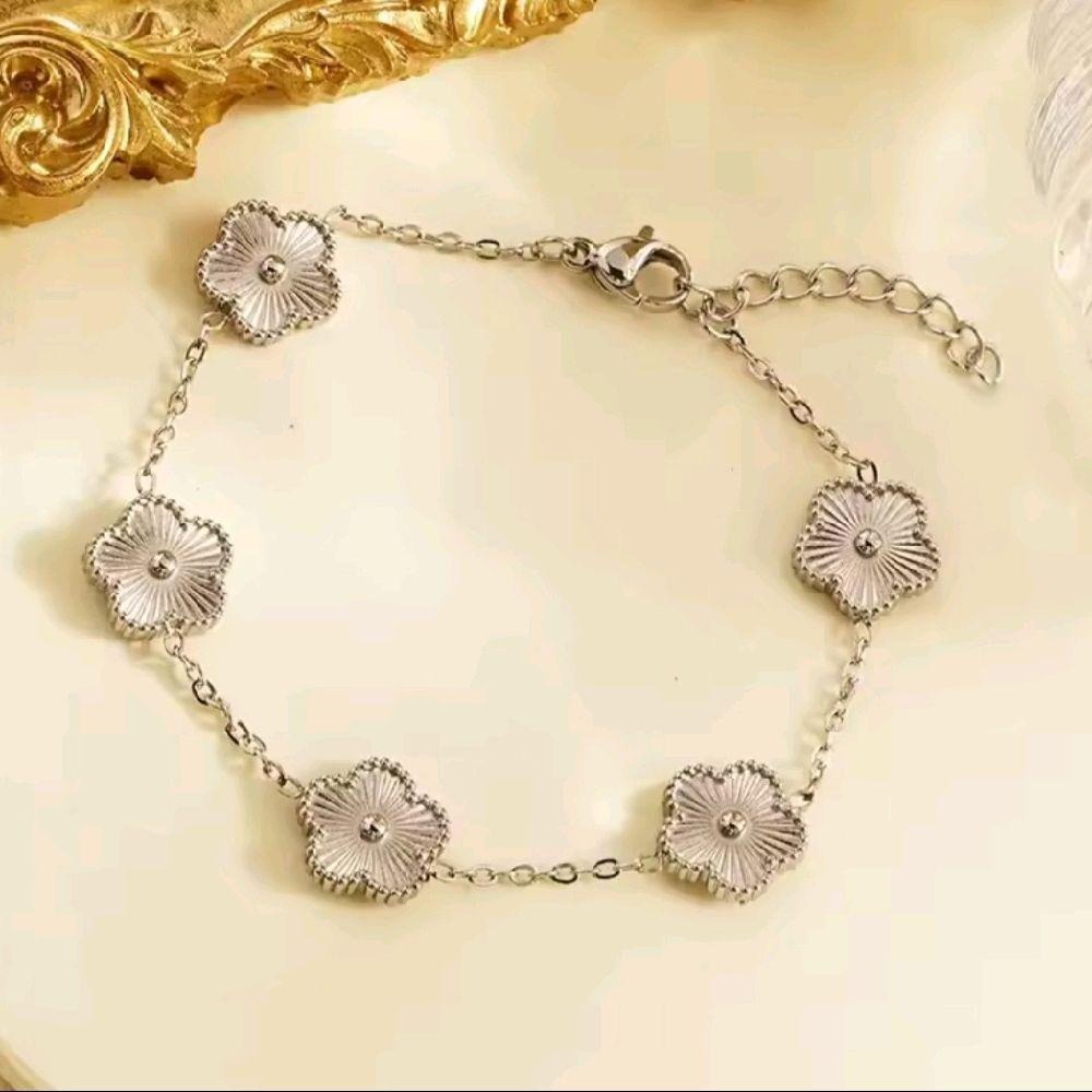 Clover Bracelet with Earrings for Women - Fashion Accessory Set for Knitting and Crochet