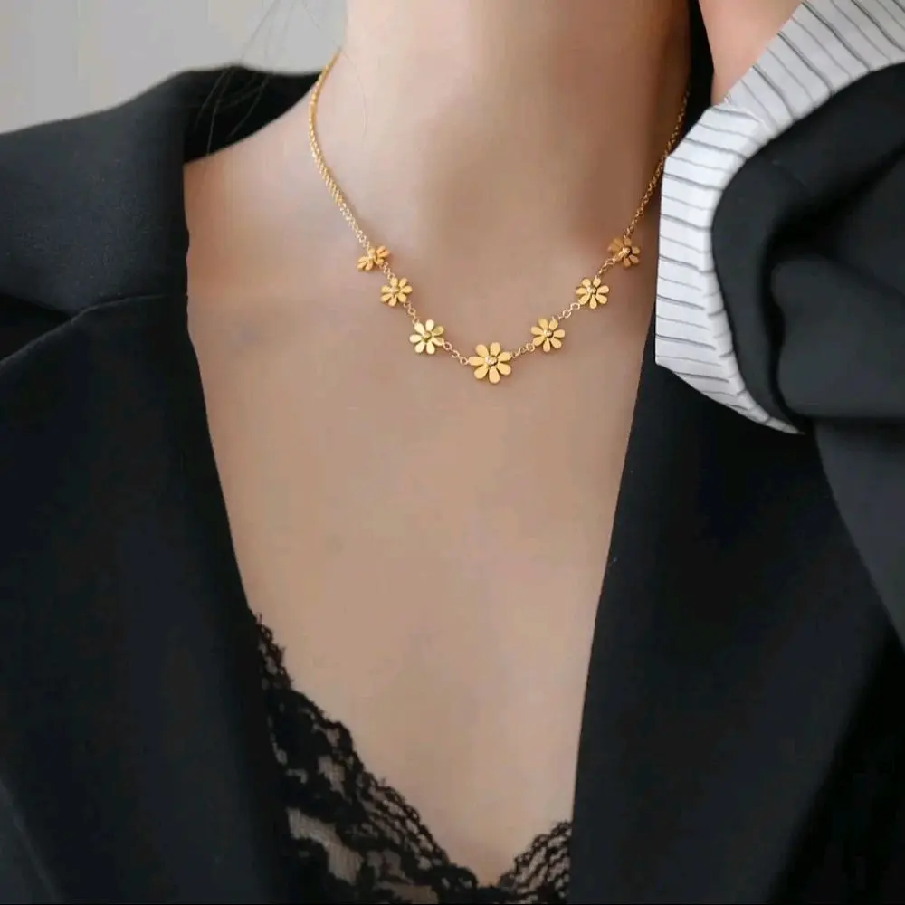Elegant Gold Flower Necklace