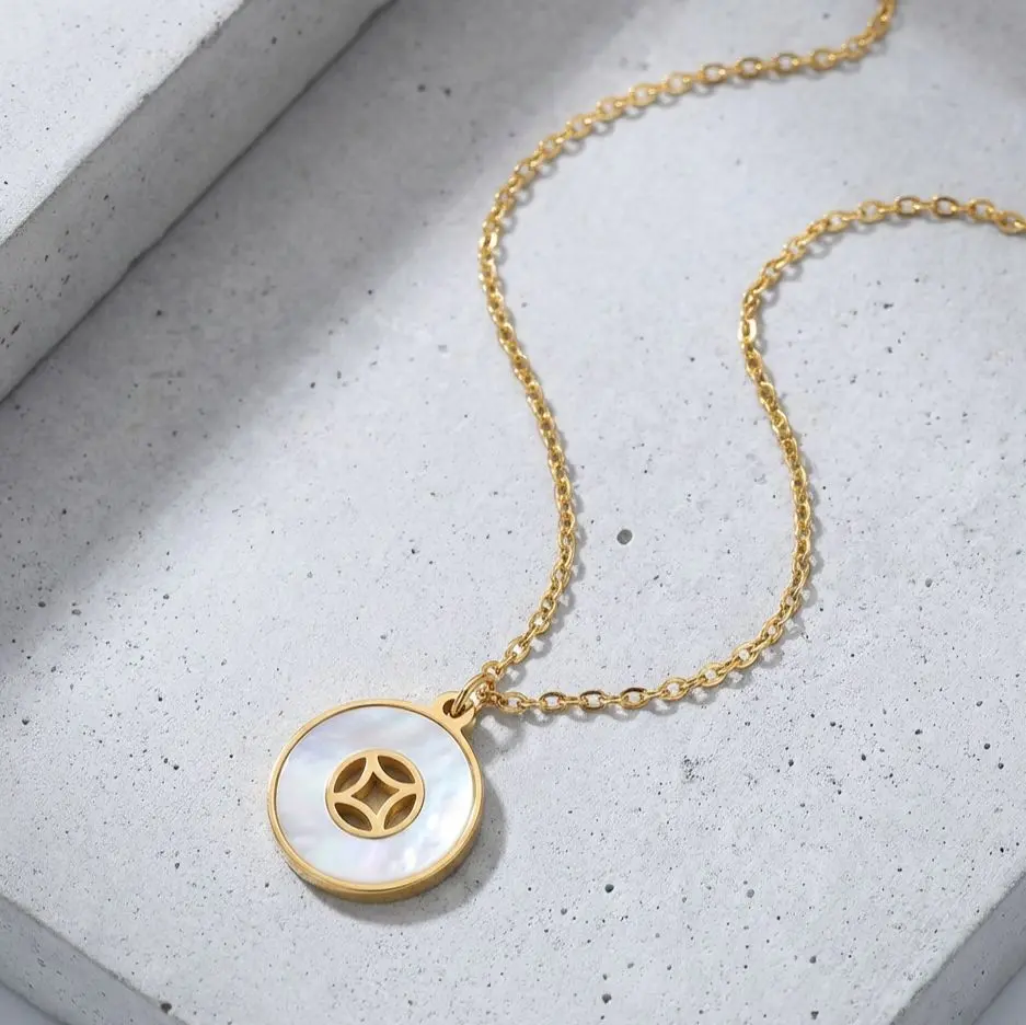 Elegant Gold Pendant Necklace