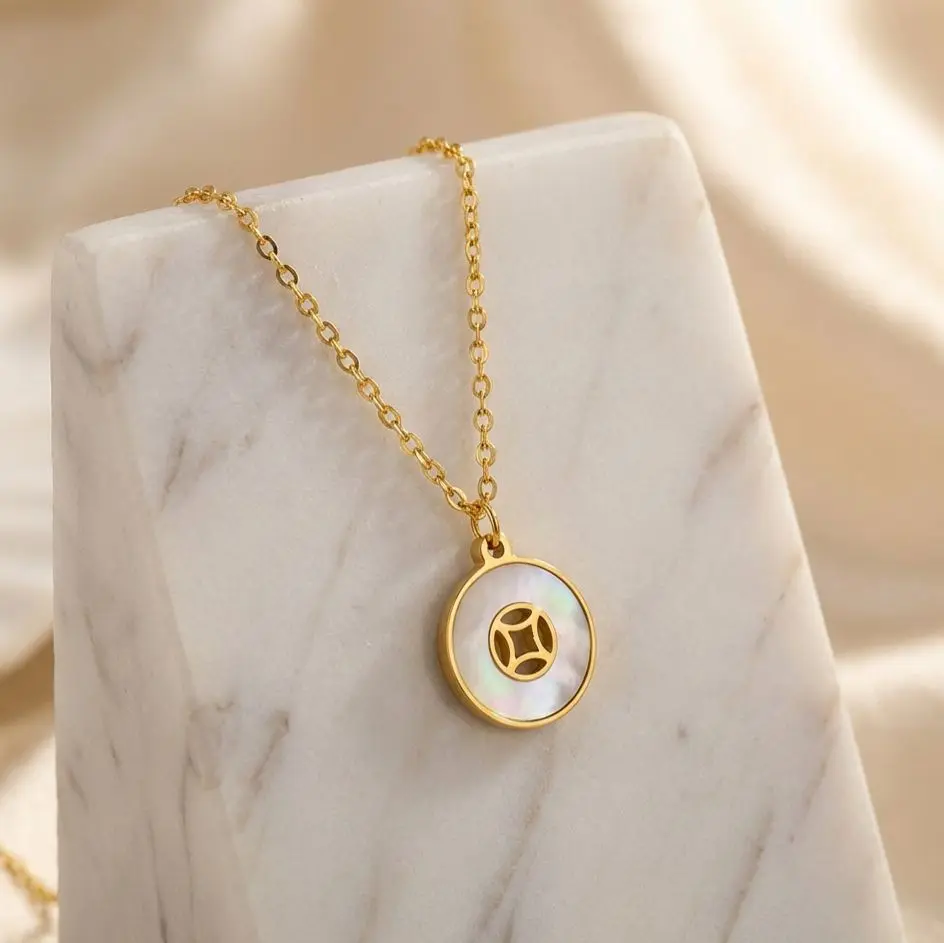Elegant Gold Pendant Necklace