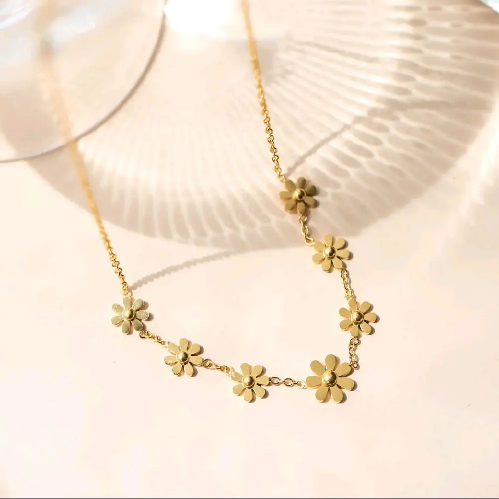 Elegant Gold Flower Necklace