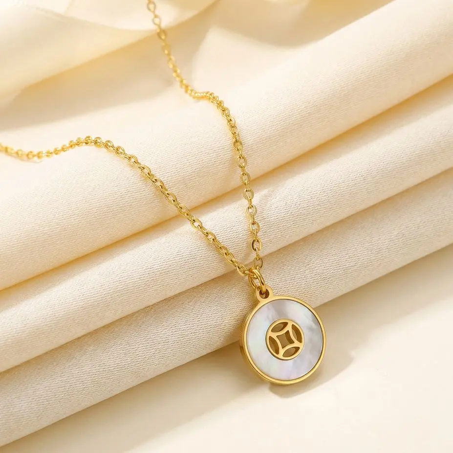 Elegant Gold Pendant Necklace