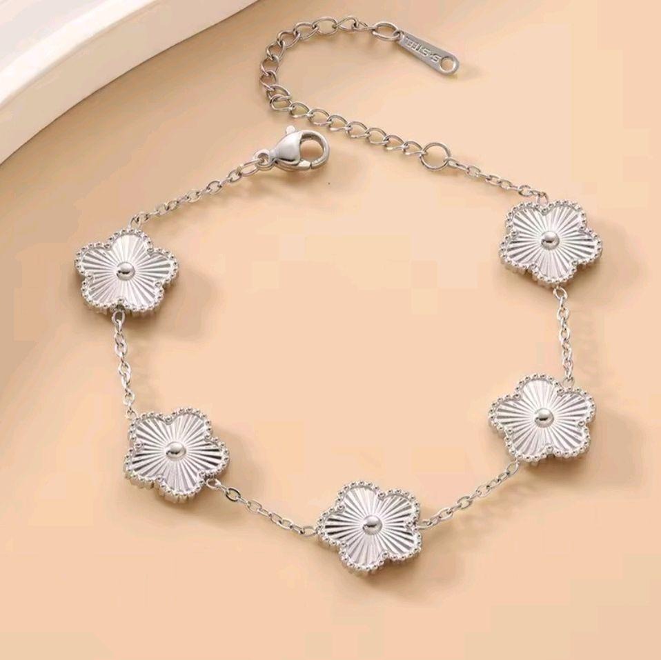 Clover Bracelet with Earrings for Women - Fashion Accessory Set for Knitting and Crochet