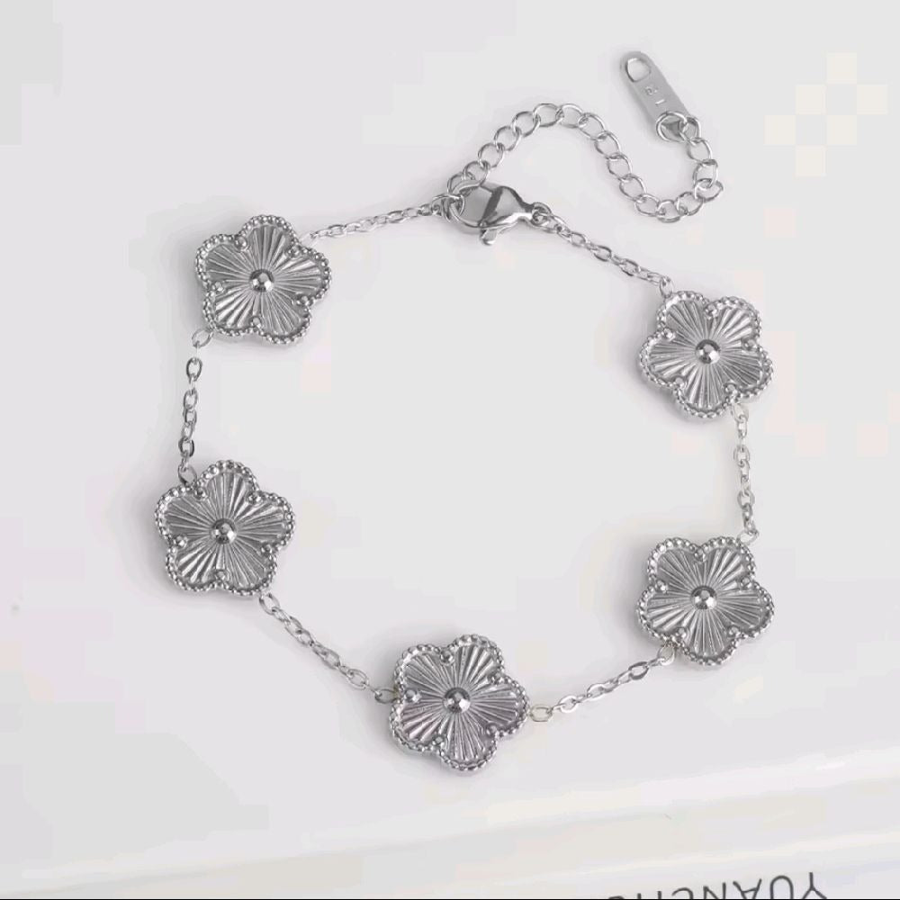 Clover Bracelet with Earrings for Women - Fashion Accessory Set for Knitting and Crochet