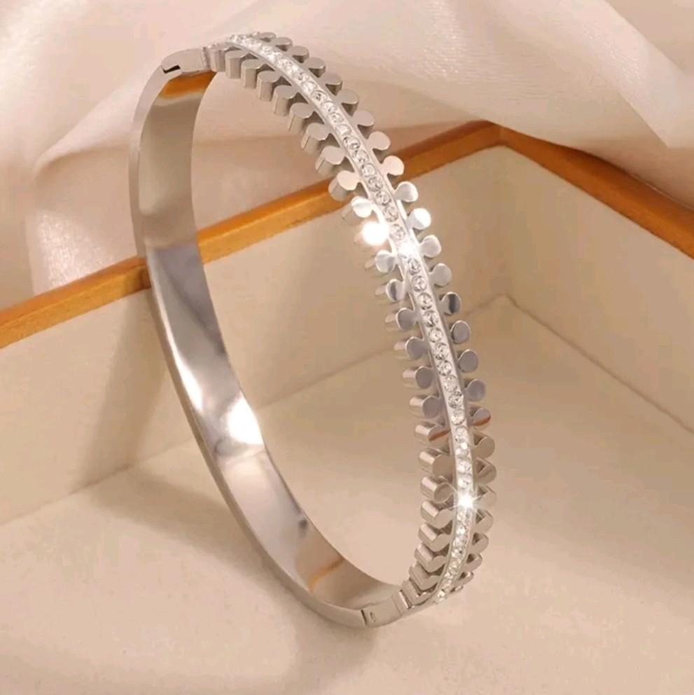 Couple Petal Single Row Drill Snap Bangle / Stainless Steel