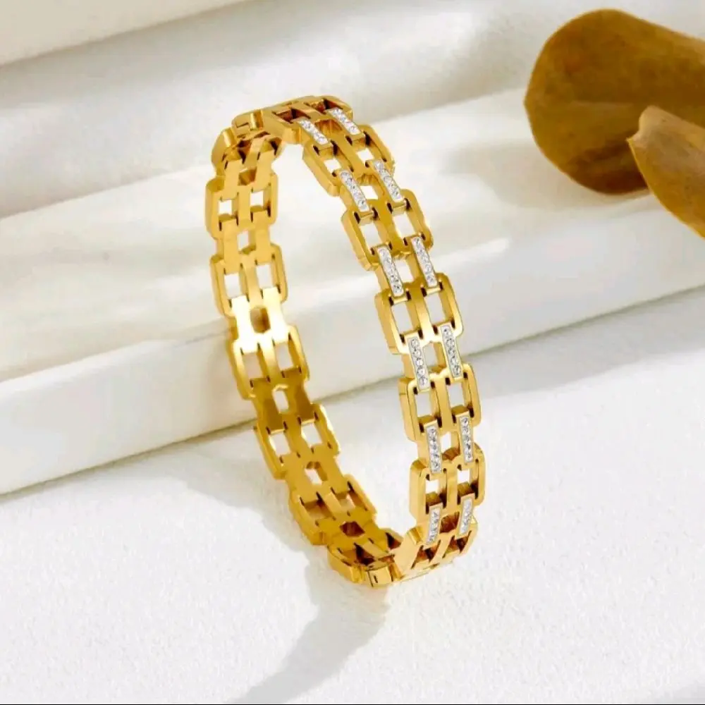 Delicate Gold Shine Bangle